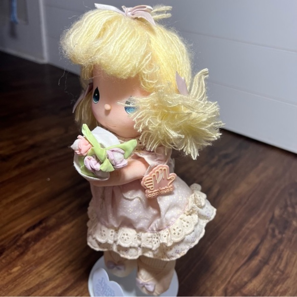 Vintage rare 1985 precious moments doll on stand - Picture 4 of 8